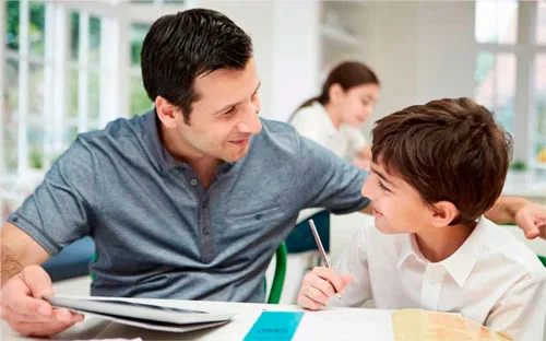 Padre e hijo estudiando juntos